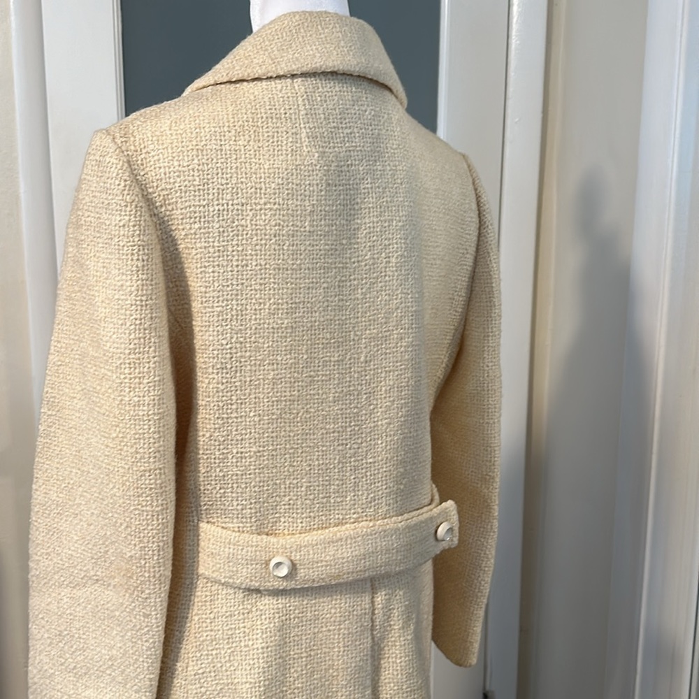 Vintage cream colored overcoat. Double breasted look with white buttons - Picture 4 of 7